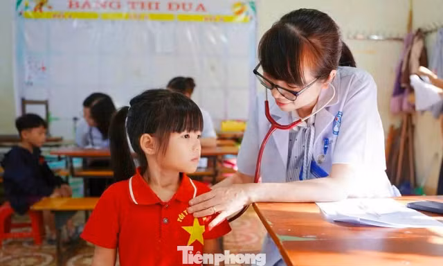 Đoàn viên, thầy thuốc trẻ chung tay chăm sóc sức khỏe học sinh xã biên giới