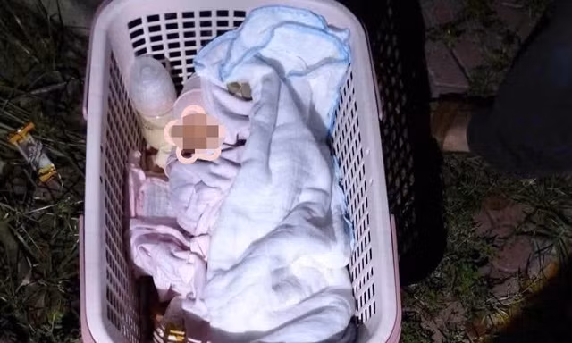 Bé gái bị bỏ lại bên đường lúc rạng sáng cùng lá thư xin lỗi của mẹ