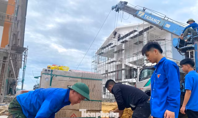 Áo xanh chung sức đưa trường vùng biên về đích trước ngày khai giảng