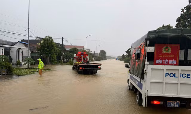 Mưa lớn gây ngập quốc lộ qua Nghệ An, sạt lở tại Phú Thọ