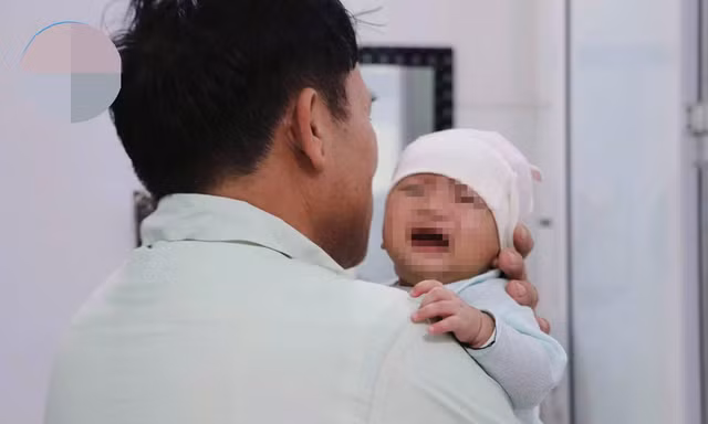 Bé trai hơn 1 tháng tuổi bị bỏ lại bên cổng làng cùng bức thư nhờ nuôi giúp