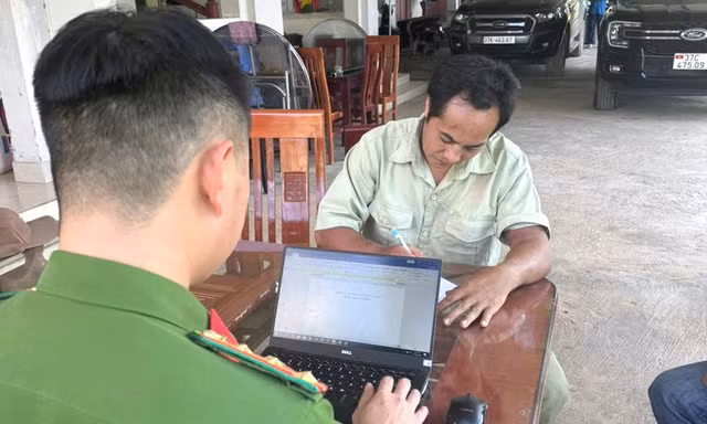Đối tượng đâm chết em trai ra đầu thú sau 1 tháng trốn trong rừng