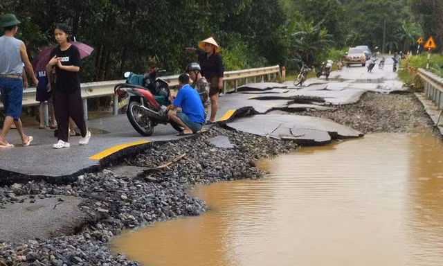 Mặt đường quốc lộ vỡ nát như bánh đa sau lũ