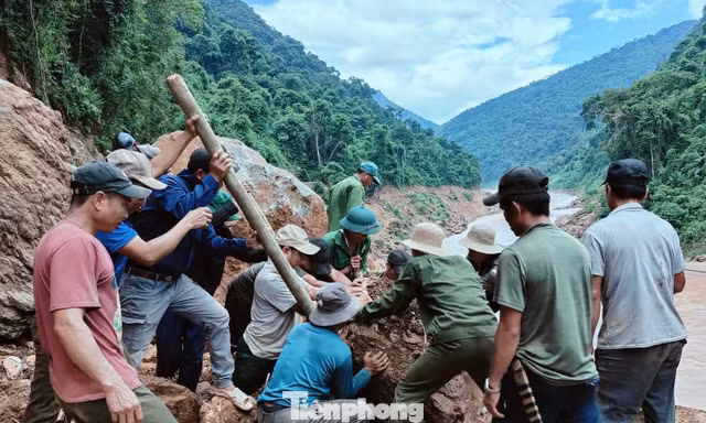 Bản vùng biên chung sức mở đường sau mưa lũ