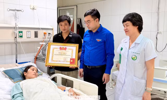Trao huy hiệu Tuổi trẻ dũng cảm cho cô giáo mất một chân sau khi cứu bé 2 tuổi