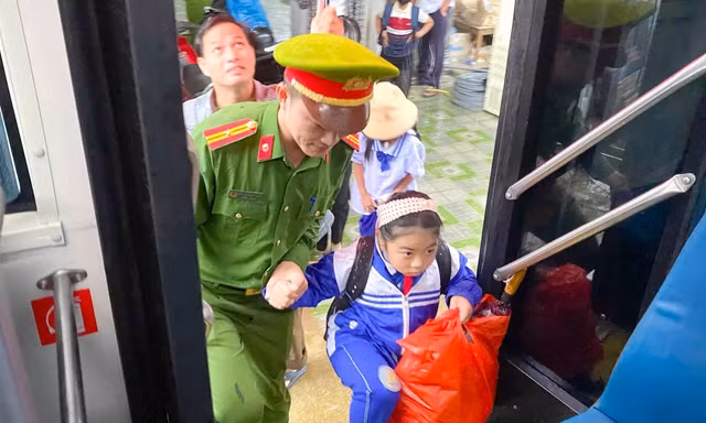 Vụ phản đối sau sáp nhập, 129 em vẫn chưa đến trường sau 3 tuần học