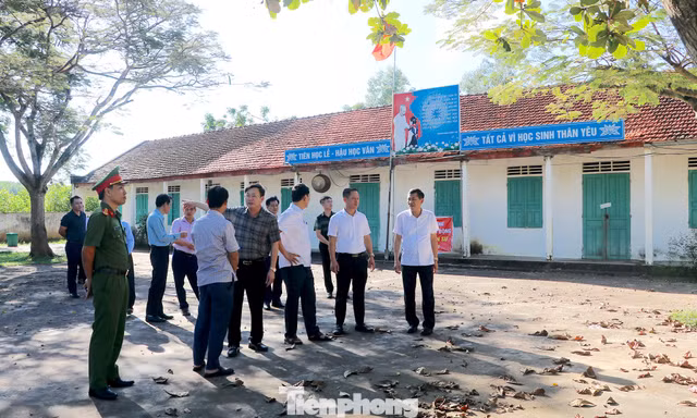 Vụ hàng trăm học sinh nghỉ học để phản đối sáp nhập: Lãnh đạo tỉnh đối thoại với phụ huynh