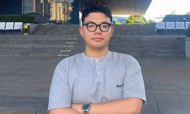 Nam sinh từng bị chê ‘làm màu’ vì học trong tiếng ồn trở thành á khoa đầu vào UEB.