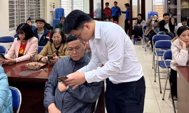 Thầy giáo trẻ Lưu Hải Nam hướng dẫn người lớn tuổi thực hành các kỹ năng công nghệ trong lớp học miễn phí