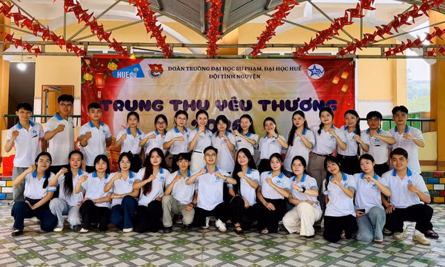 Sinh viên mang Trung Thu yêu thương đến với trẻ em vùng cao Đakrông 