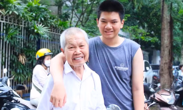 Nam sinh Hà Nội trở thành thủ khoa học sinh giỏi, muốn dành thành tích tặng bố 82 tuổi
