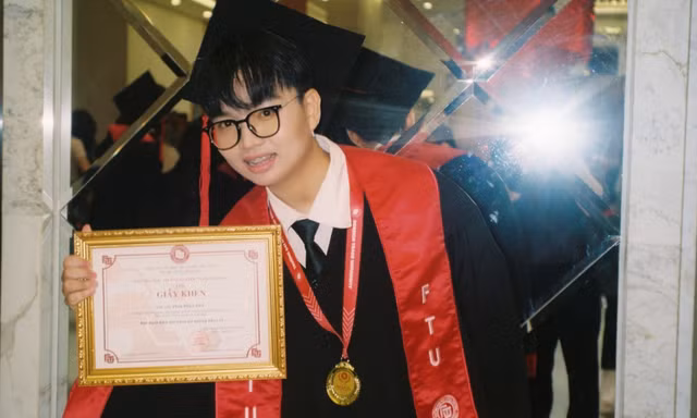 Thủ khoa đầu tiên ngành Truyền thông Marketing tích hợp: 'Không một con đường hoàn hảo, chỉ biết điều gì có ý nghĩa'