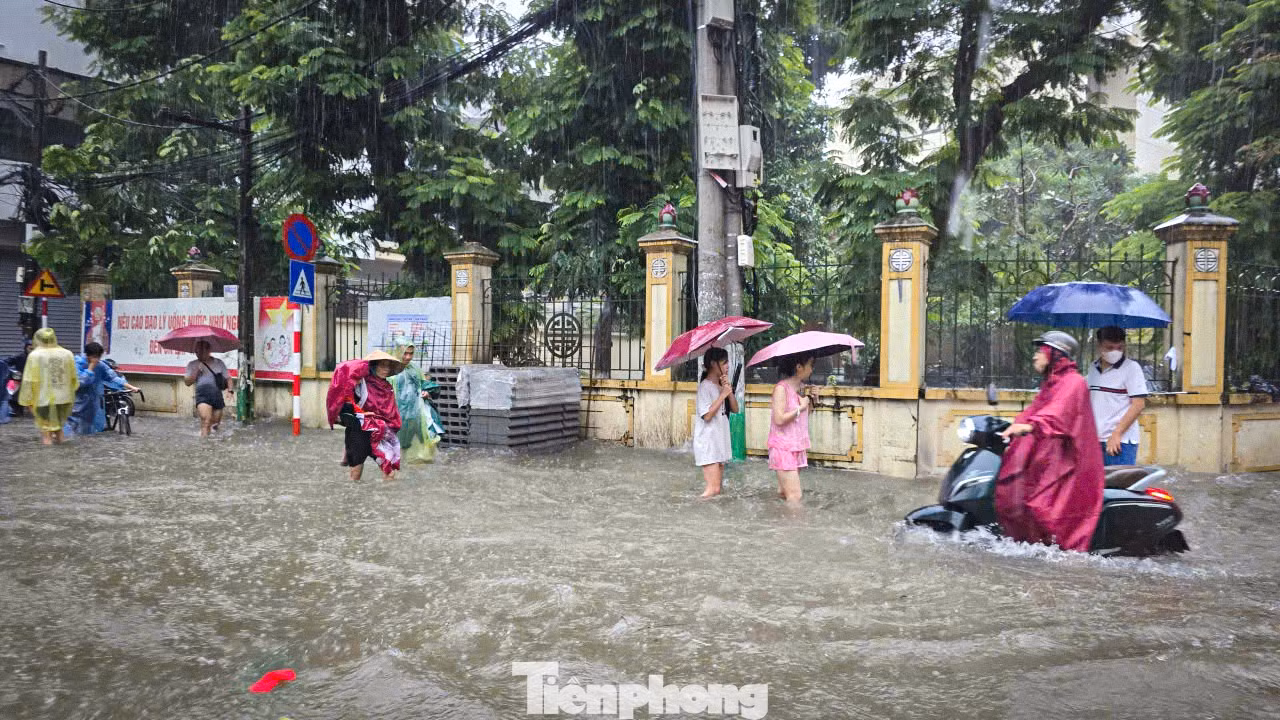 Loạt khu vực dân cư phía Tây Hà Nội bị ngập sâu sau 2 cơn bão liên tiếp