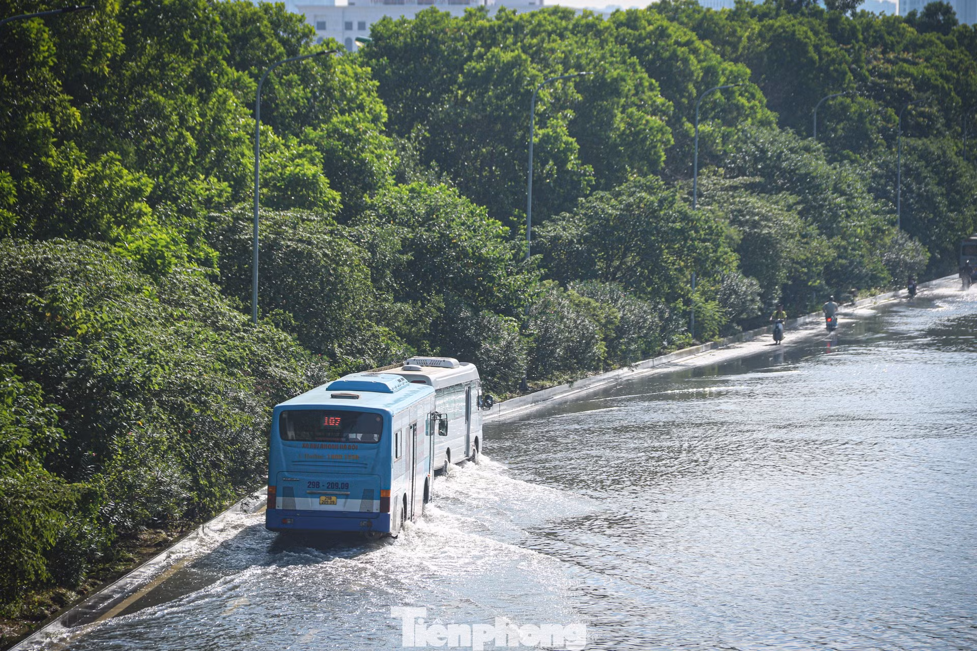 Đại lộ Thăng Long ngập sâu trong nước nhiều ngày khiến cuộc sống của hàng vạn hộ gia đình bị đảo lộn