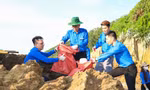 Thanh niên làm sạch bãi biển, trao cờ Tổ quốc cho ngư dân