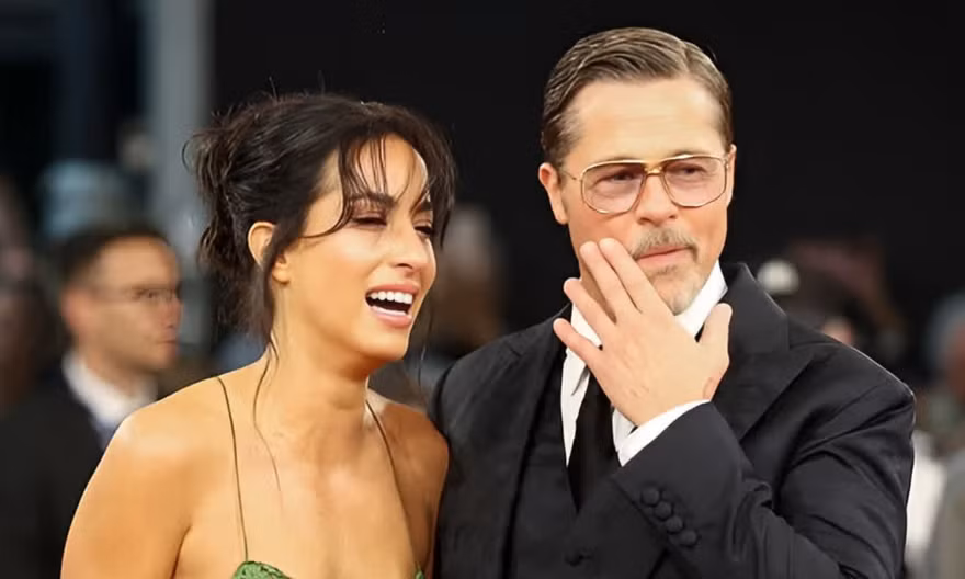 Bạn gái Brad Pitt bị chê