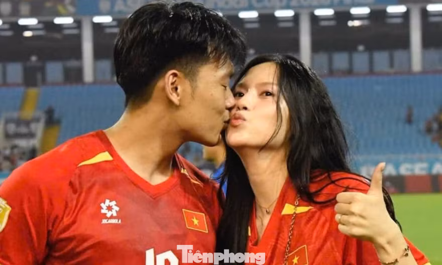 Hậu vệ Nguyễn Thành Chung hôn vợ trên sân Mỹ Đình