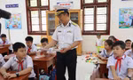 Lãnh đạo chỉ huy đảo Đá Tây (Đặc khu Trường Sa, tỉnh Khánh Hòa) tặng vở cho các em học sinh bước vào năm học mới.