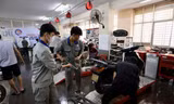 Nỗ lực ‘hồi sinh’ hàng nghìn xe máy ngập lũ tại Huế