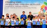 Trao quà, học bổng tiếp sức ước mơ cho thiếu nhi vùng núi Đà Nẵng