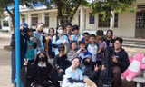 Bạn trẻ cõng 'Nắng ấm cho em' lên xã miền núi Trà Ka