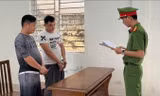 Giả danh công an, mang còng số 8 dọa bắt người đang đánh bạc để cướp tài sản