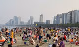 Đông nghịt người tắm biển Đà Nẵng 'giải nhiệt' 