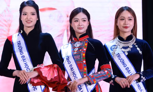 Nữ sinh Thái Nguyên tự tin sải bước cùng Hoa hậu Hà Trúc Linh