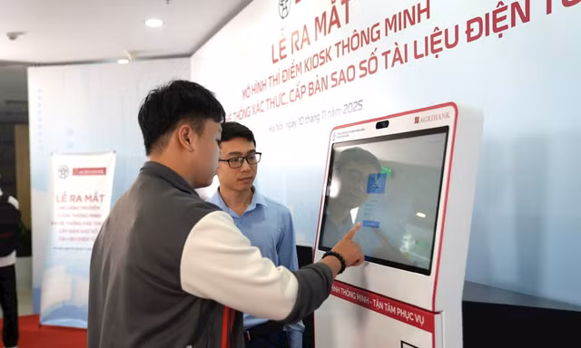 Người dân Hà Nội trải nghiệm chứng thực giấy tờ chỉ trong3 - 5 phút