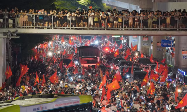 Biển người tràn xuống đường 