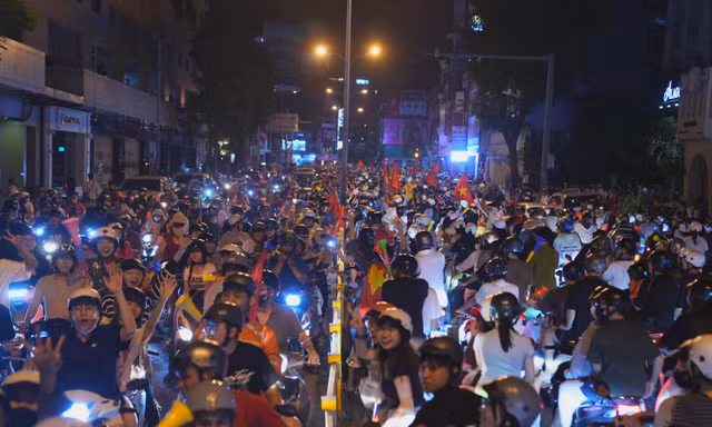 Biển người đổ ra đường mừng Việt Nam thắng Thái Lan