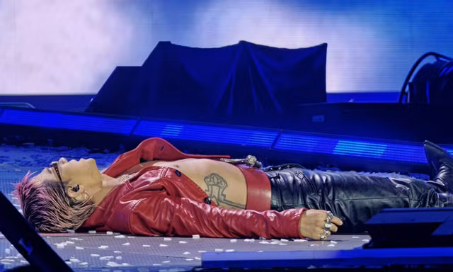 Big Bang nằm vật ra sân khấu, fan Việt điên đảo ở Mỹ Đình