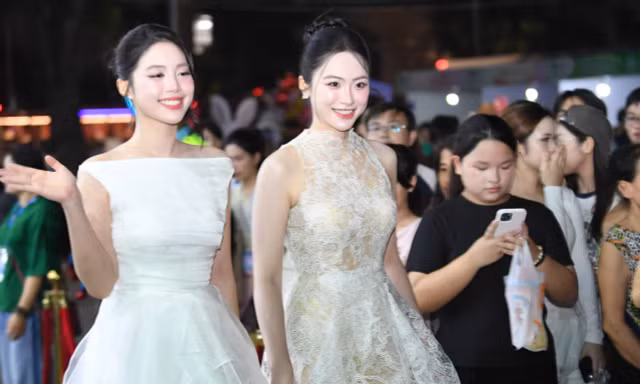 Hàng nghìn người đổ về phố đi bộ Trần Nhân Tông