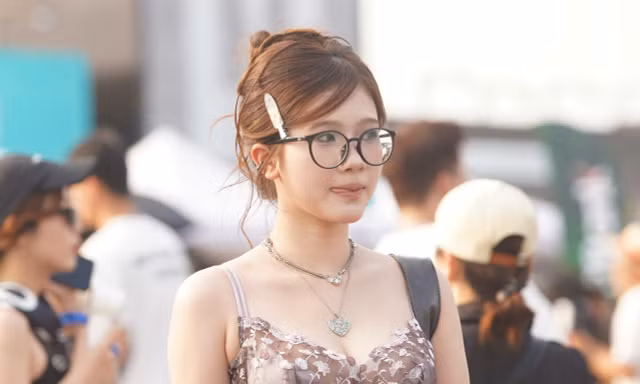 Chưa bao giờ thấy giới trẻ đến Mỹ Đình mặc đỉnh đến vậy