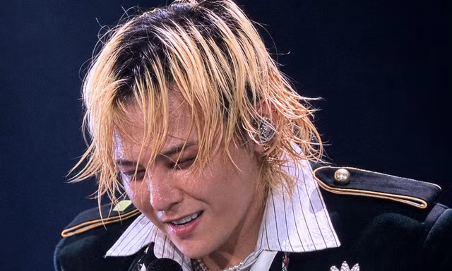 Big Bang làm 'nổ tung' Mỹ Đình, G-Dragon đập đàn gây sốc