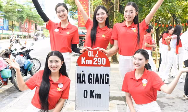 53 cô gái check in tại cột mốc Km0 