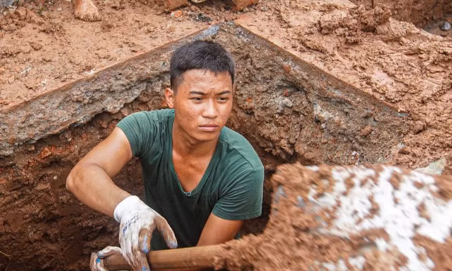 Giữa nắng mưa, những người lính tìm lại tên đồng đội