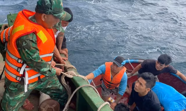 Nguyên nhân tàu chở 12 ngư dân Gia Lai chìm dần 