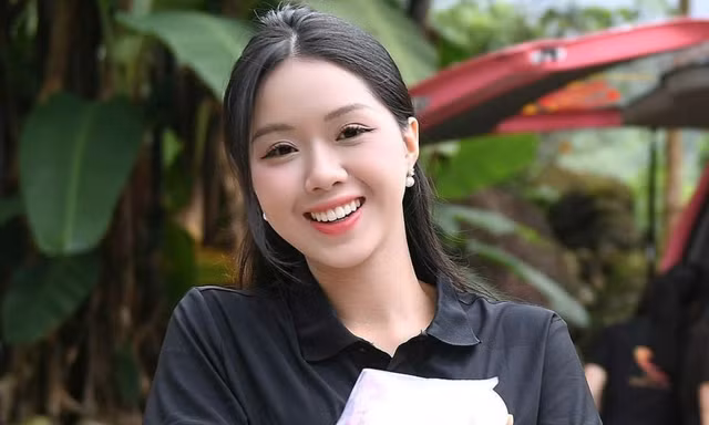 Thí sinh Hoa hậu Việt Nam nấu ăn cho em