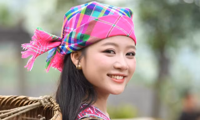 Thí sinh Hoa hậu Việt Nam đội khăn, mặc váy thổ cẩm của người Mông