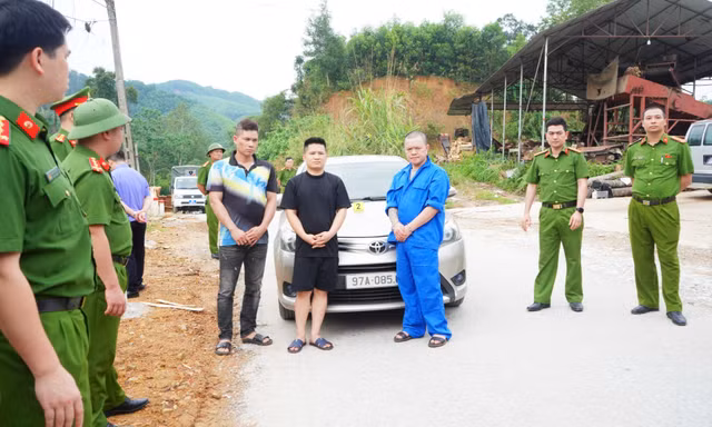 Sử dụng xe ô tô rượt đuổi, dùng súng bắn nhau như phim hành động
