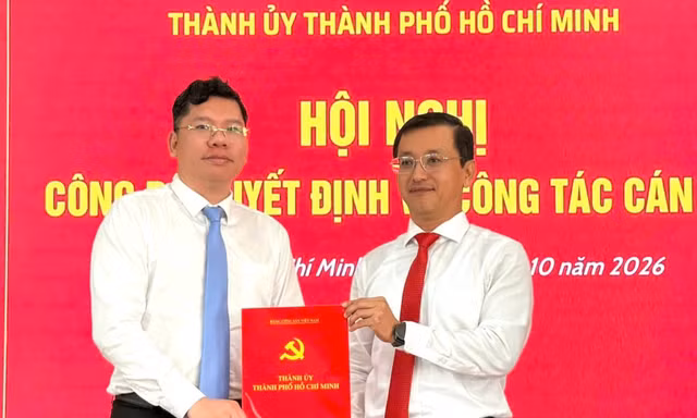 Trao quyết định của Ban Thường vụ Thành ủy TPHCM về công tác cán bộ