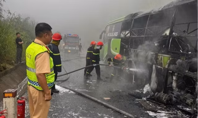 Xe khách cháy rụi tại Lào Cai