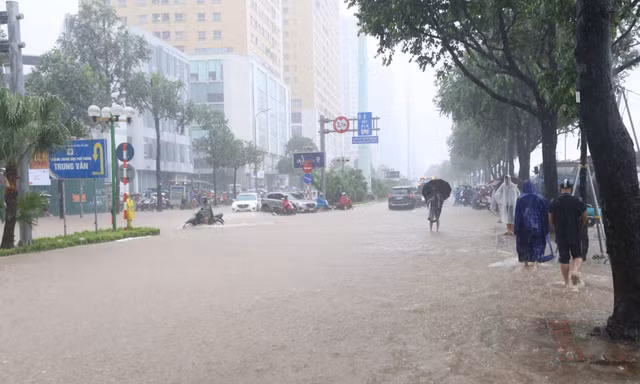 Vì sao dự án hồ điều hòa hơn 600 tỷ đồng hoàn thành, đường huyết mạch vẫn ngập?