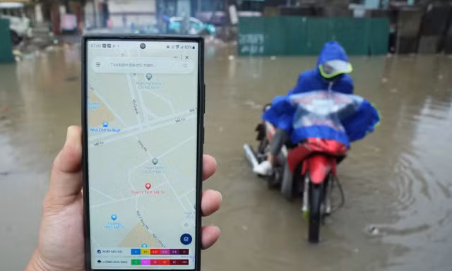 Mưa lớn gây ngập khắp nơi, 'Bản đồ mưa ngập' của Hà Nội vừa ra mắt đã tê liệt