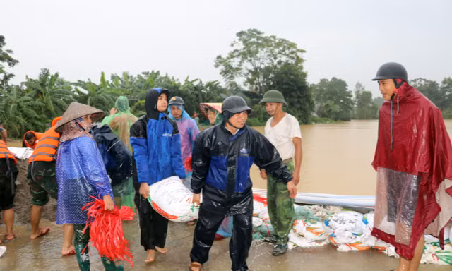 Hàng chục hộ dân Hà Nội phải sơ tán do mưa lũ, nước sông dâng cao 