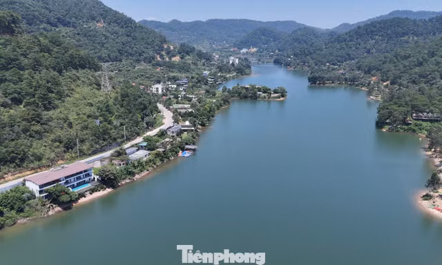 Khởi tố 2 chủ homestay lấn chiếm đất rừng ven hồ Đồng Đò
