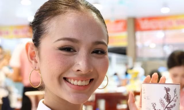 Thí sinh Hoa hậu Việt Nam ngỡ ngàng trước dòng gốm cổ thất truyền được hồi sinh