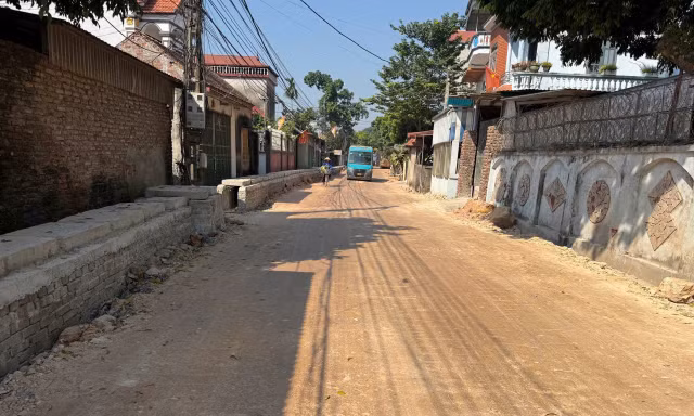 Hà Nội: Dở khóc dở cười bắc ván vào nhà vì cống thoát nước cao như 'tường thành'
