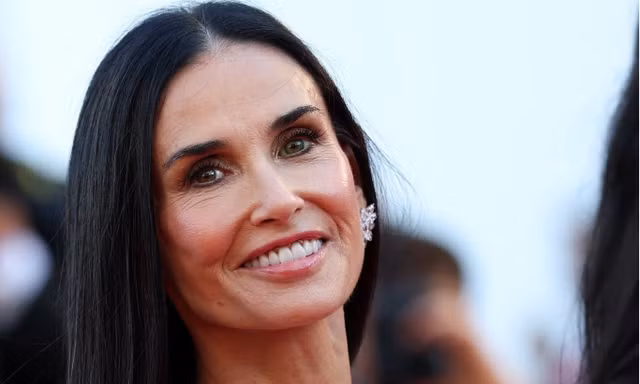 'Người phụ nữ đẹp nhất thế giới' biến Cannes thành sàn diễn riêng với loạt váy áo gây choáng